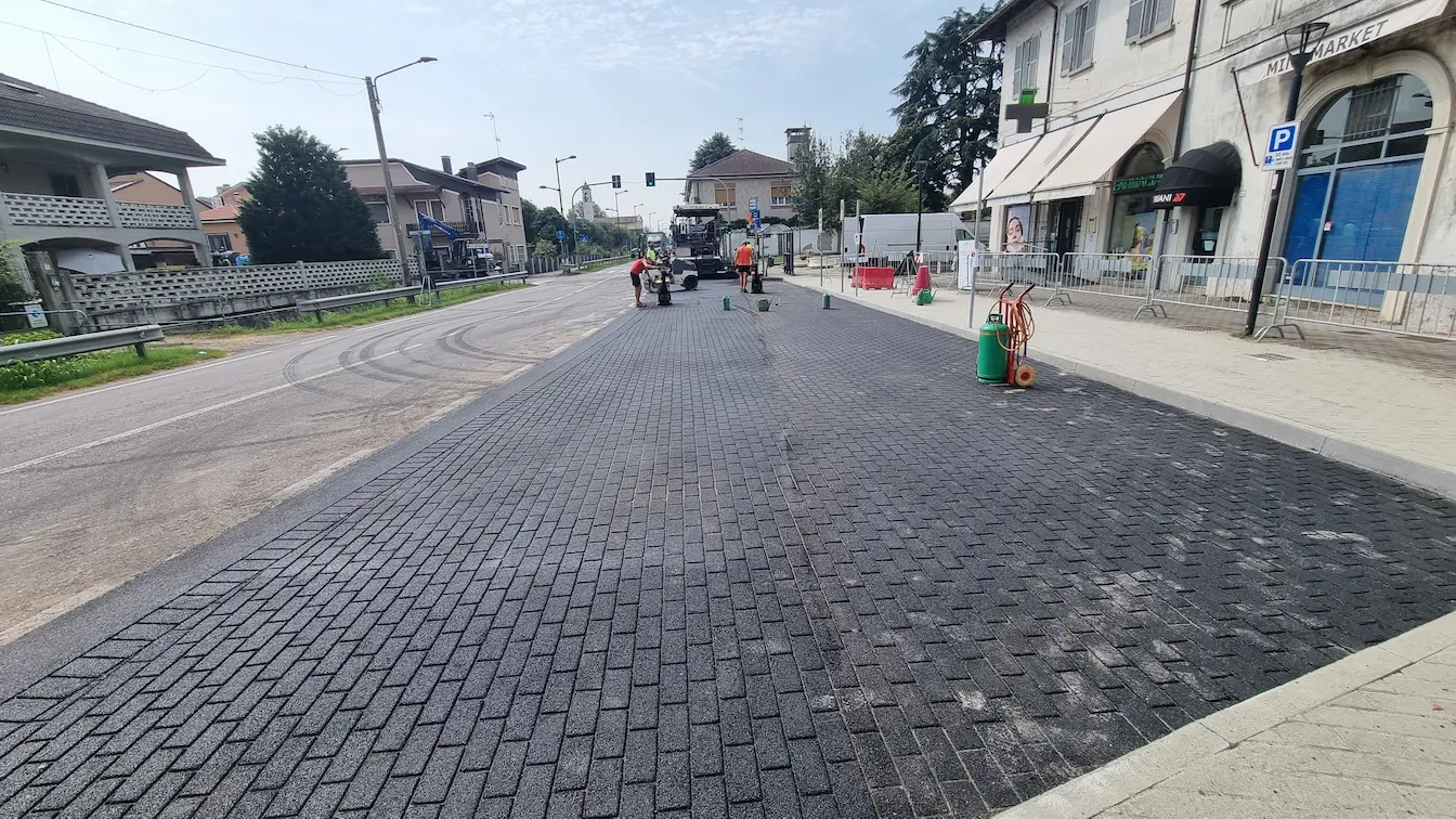 Displayed image from the thumbnail slider