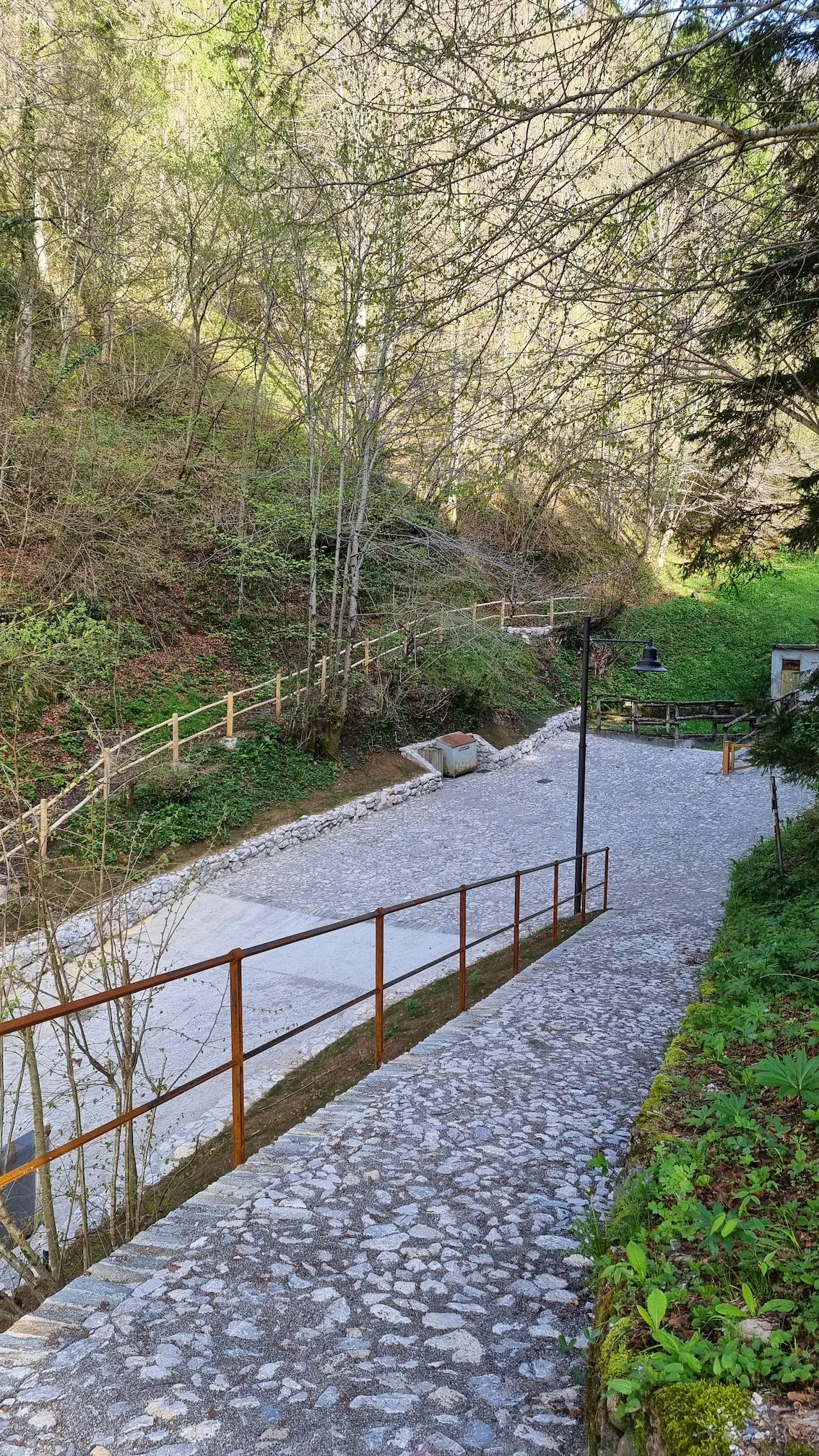 Displayed image from the thumbnail slider