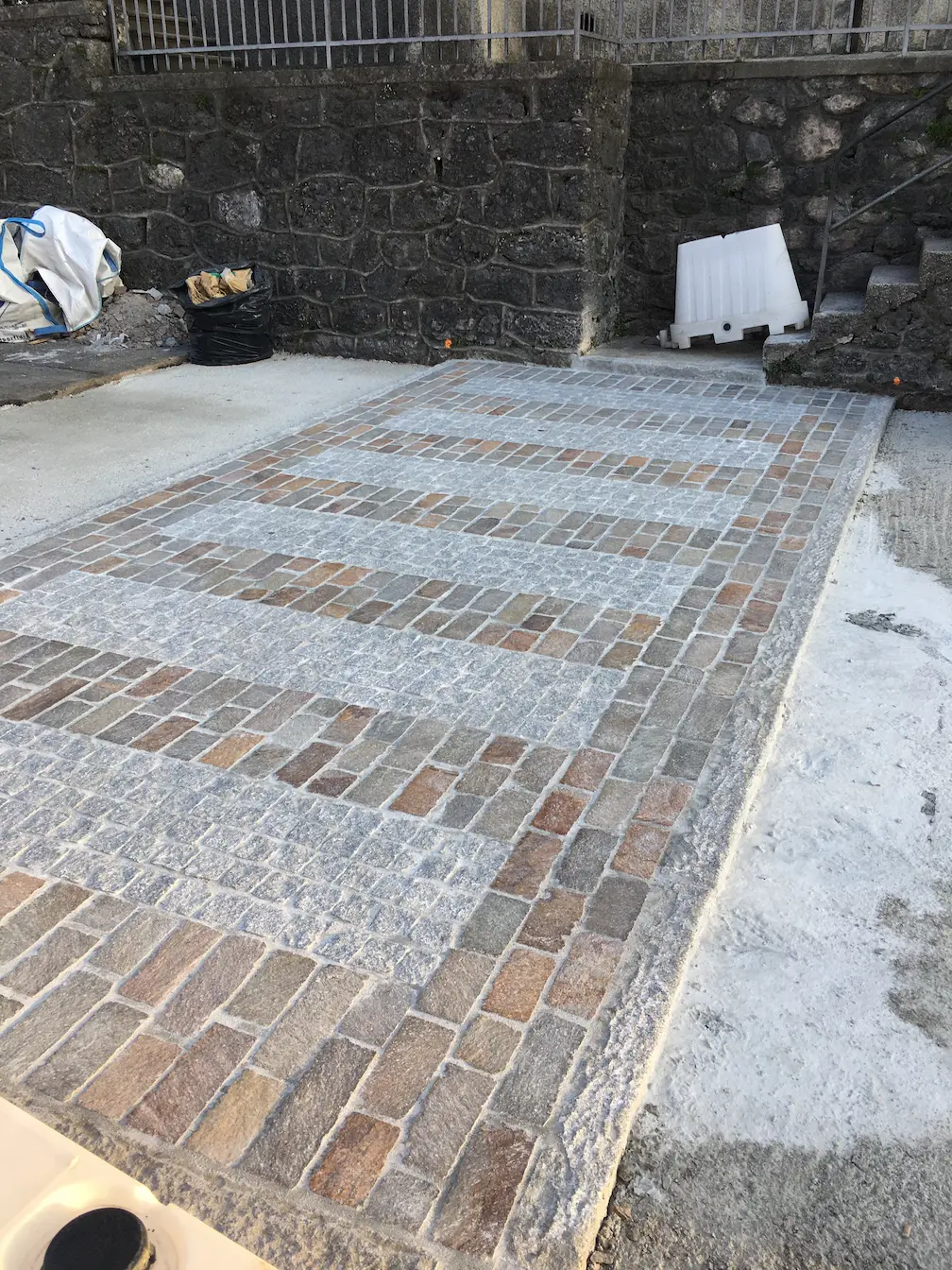 Displayed image from the thumbnail slider