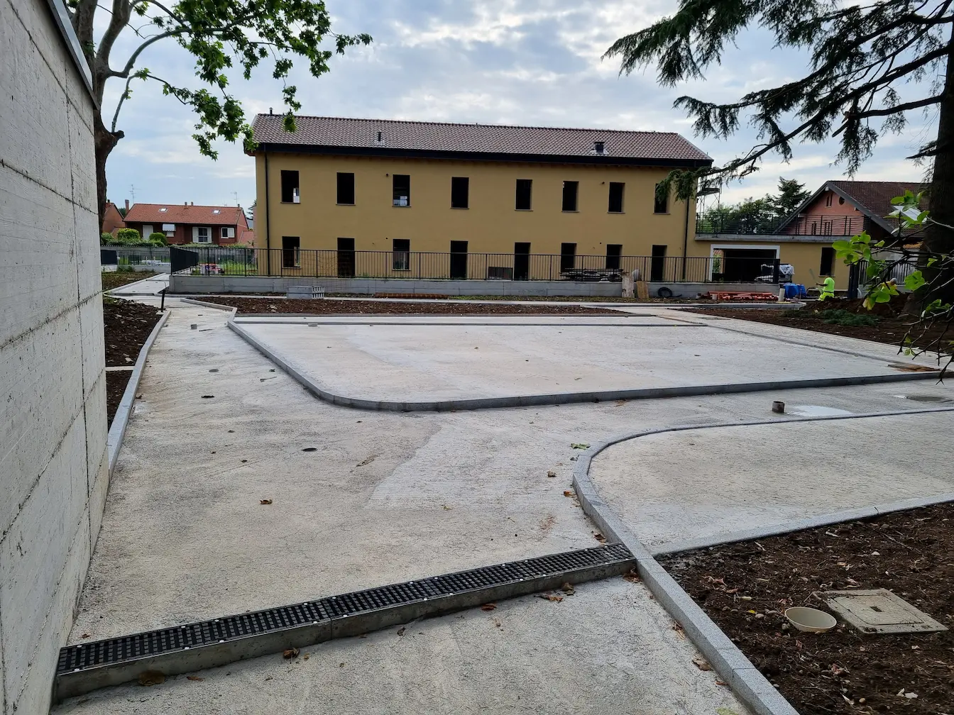 Displayed image from the thumbnail slider