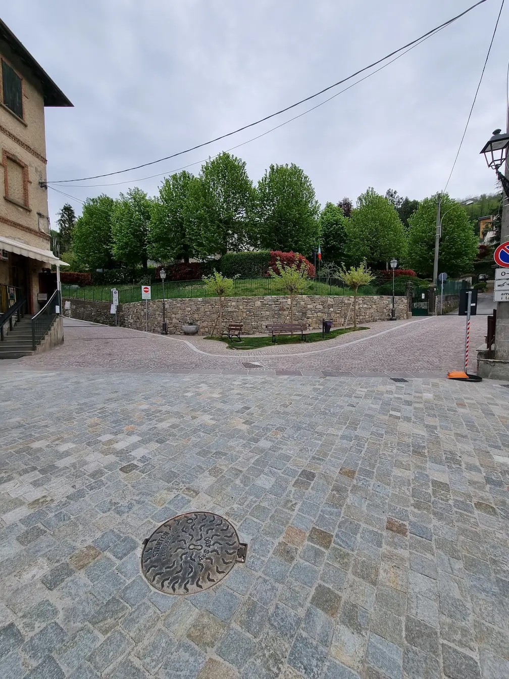 Displayed image from the thumbnail slider