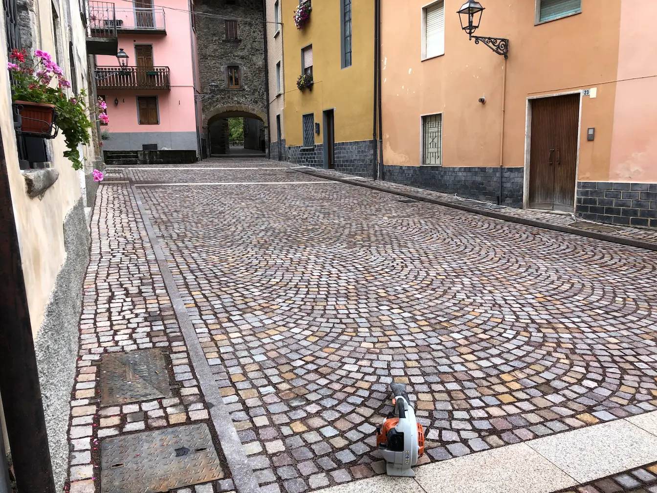 Displayed image from the thumbnail slider