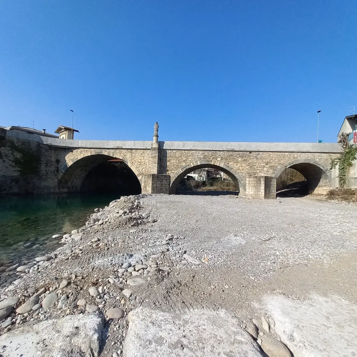 Displayed image from the thumbnail slider