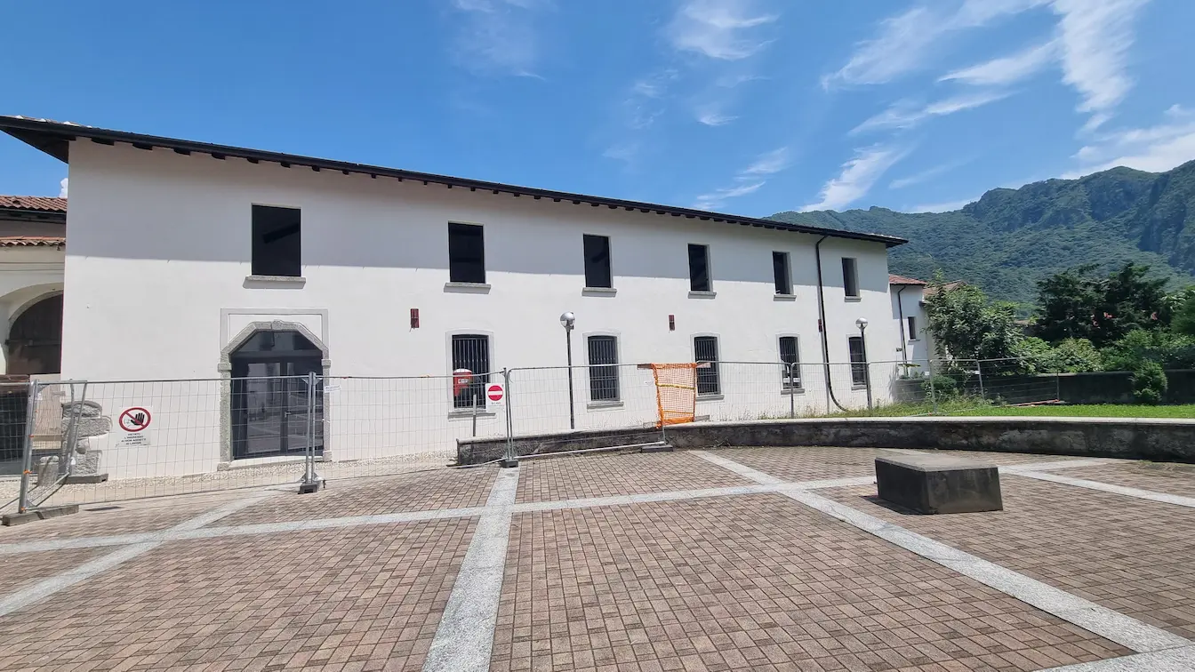 Displayed image from the thumbnail slider