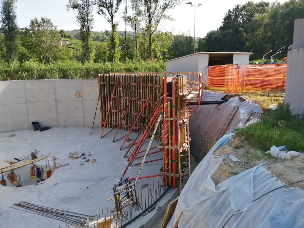 Displayed image from the thumbnail slider