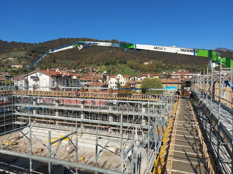 Displayed image from the thumbnail slider