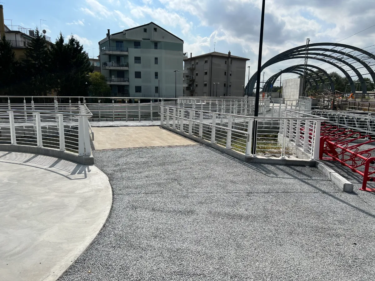 Displayed image from the thumbnail slider