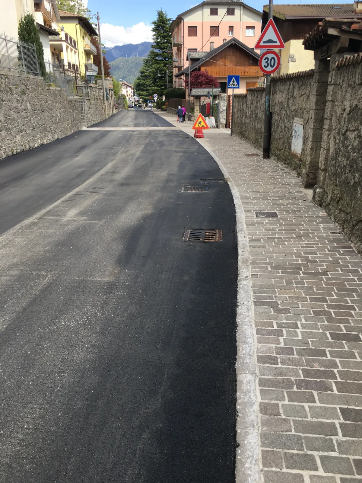 Displayed image from the thumbnail slider