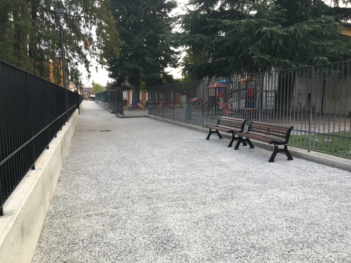 Displayed image from the thumbnail slider