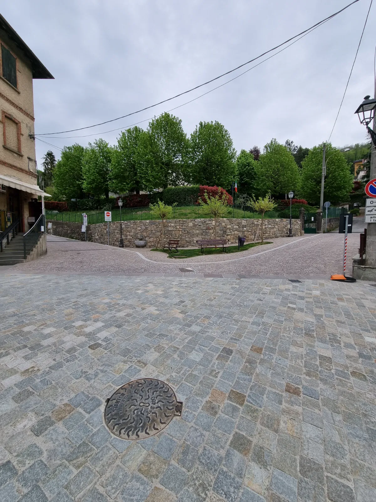 Displayed image from the thumbnail slider