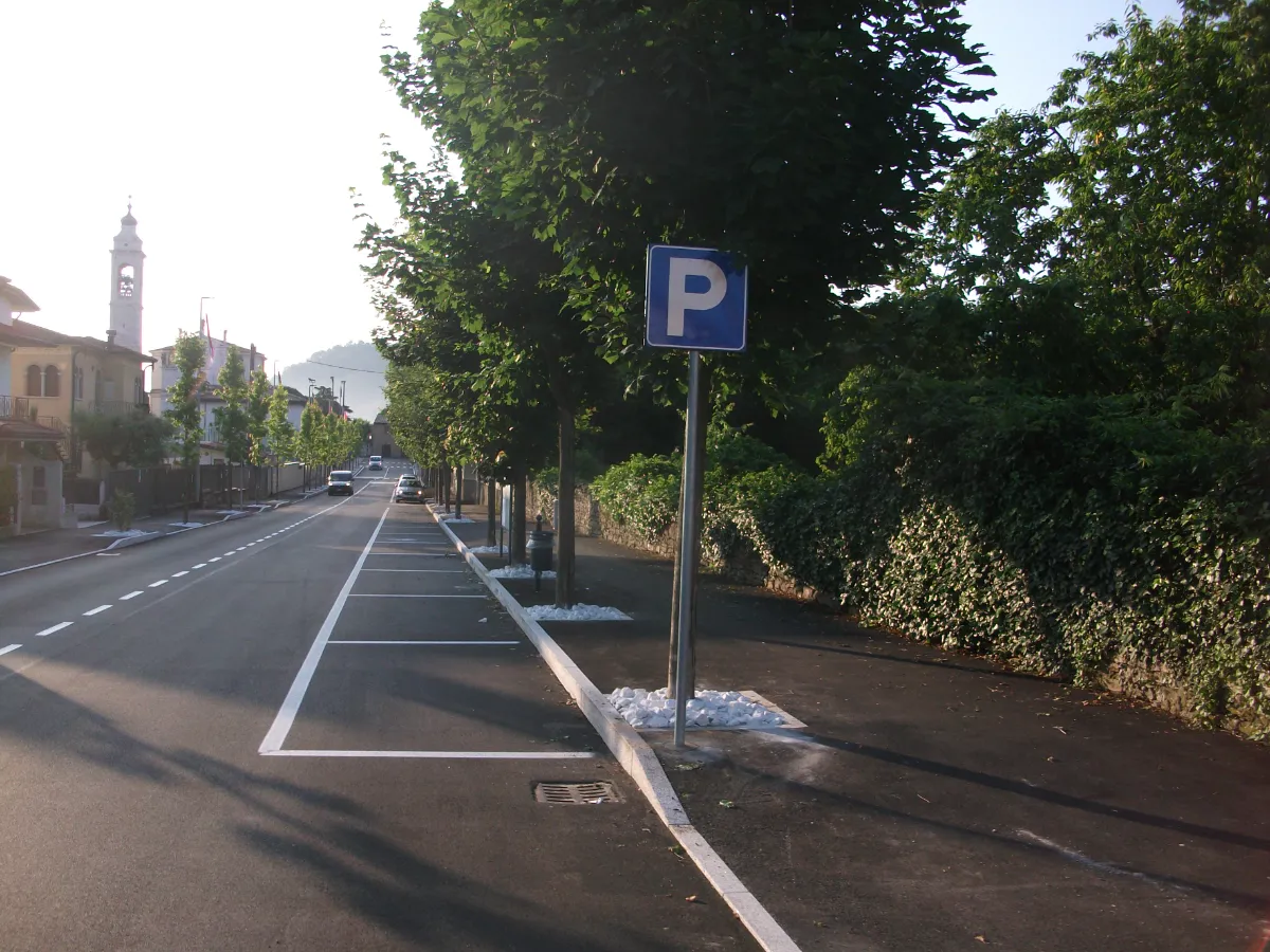 Displayed image from the thumbnail slider