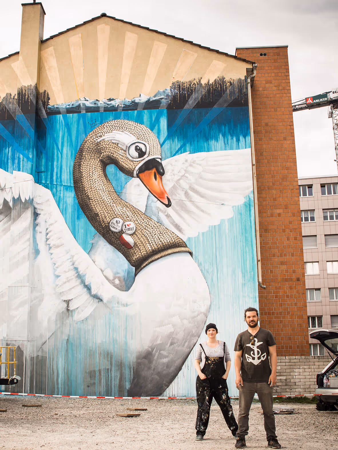 Ein farbenfrohes Mural in Sursee, gestaltet vom Hotel 6000 Künstlerduo Queenkong.