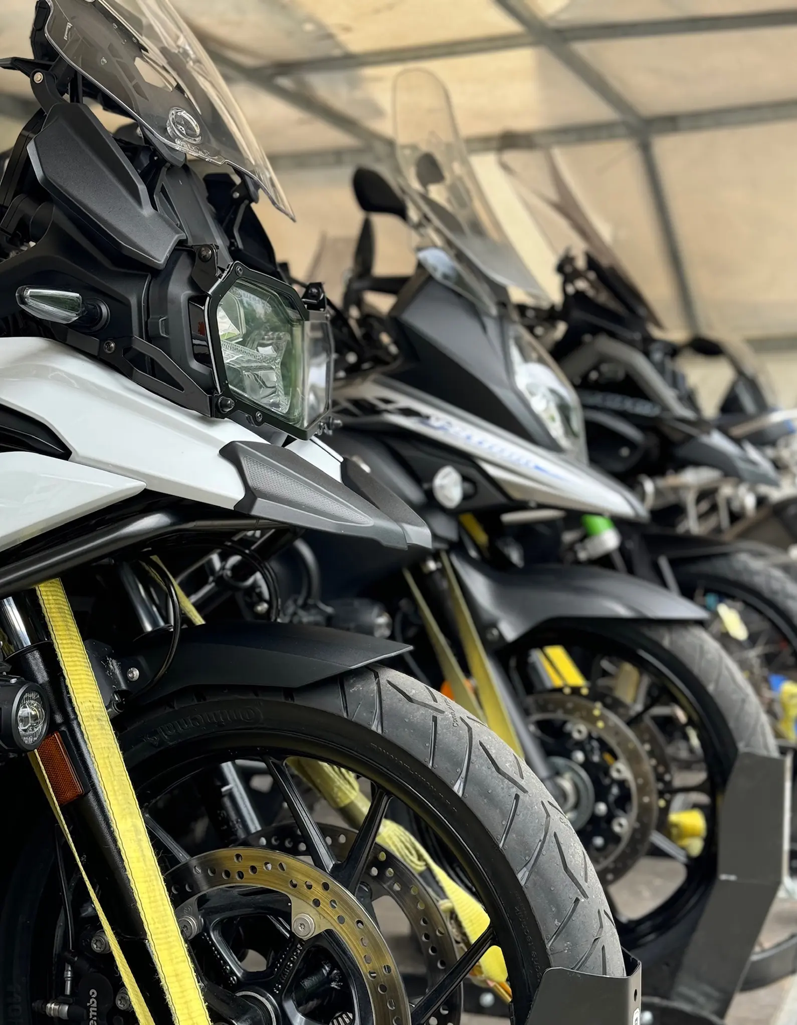 3 motor biztonságosan rögzítve a fedett utánfutón.