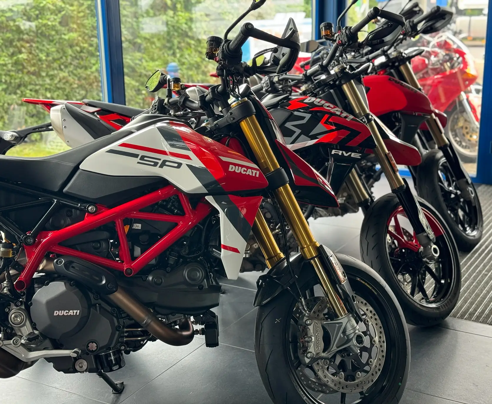 3 piros utcai motor egy kereskedésben.