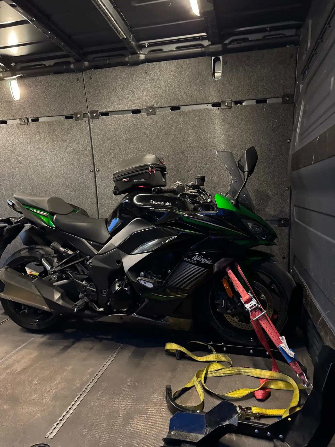 Két motor biztonságosan rögzítve szállításra készen.