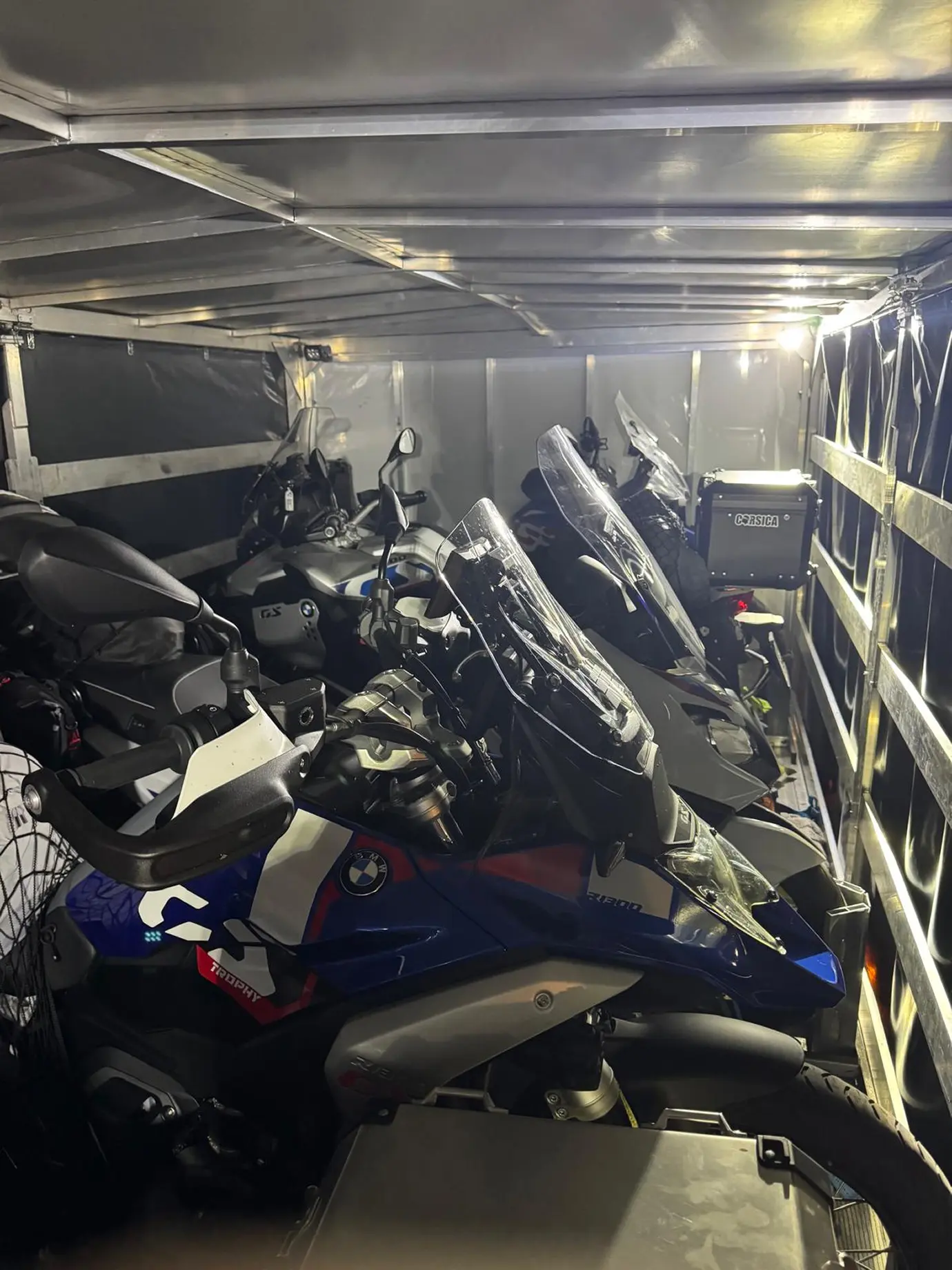 4 utcai motor és csomagok biztonságosan rögzítve a fedett utánfutón.