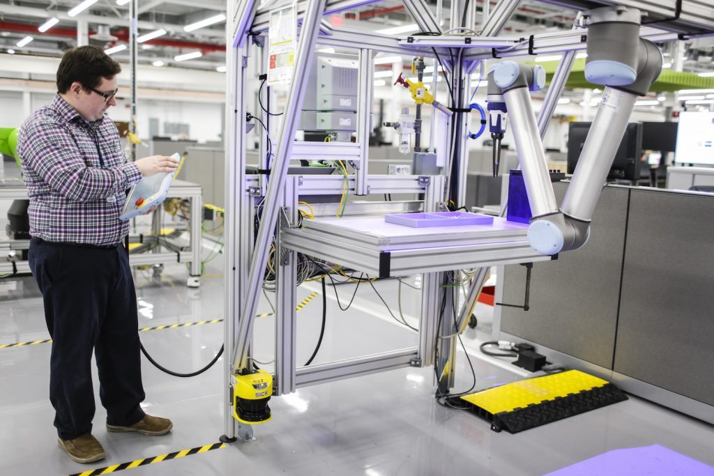 Das Advanced Manufacturing Center umfasst die Verwendung von kollaborativen Robotern. [Bildnachweis: Ford]