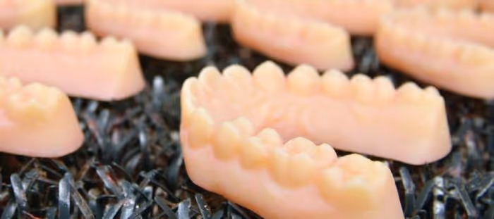Klare Zahnspangenmodelle, die mithilfe der Polyjet-Technologie in 3D gedruckt wurden [Bildnachweis: DynaFlex]