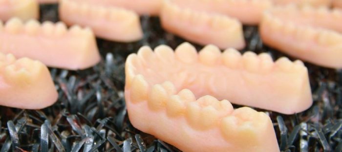 Klare Zahnspangenmodelle, die mithilfe der Polyjet-Technologie in 3D gedruckt wurden [Bildnachweis: DynaFlex]