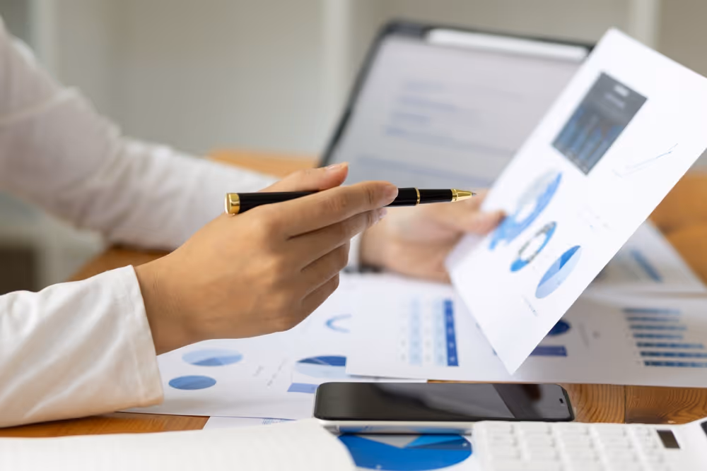 Accountant,Working,On,Consolidated,Financial,Report,Of,Corporate,Operations,,Consultant