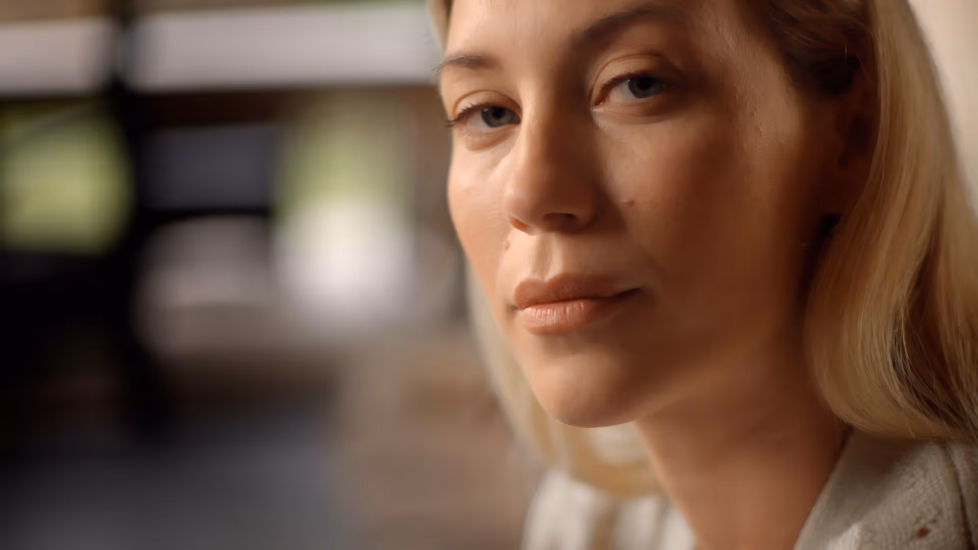 Gros plan d'une actrice dans une lumière naturelle douce pour une production cinématographique de L'Imagerie Films.