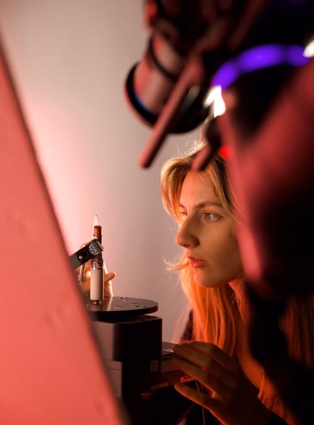 La chargée de production ajustant le produit lors du tournage de la scène cosmétique pour le showreel du bras robot.