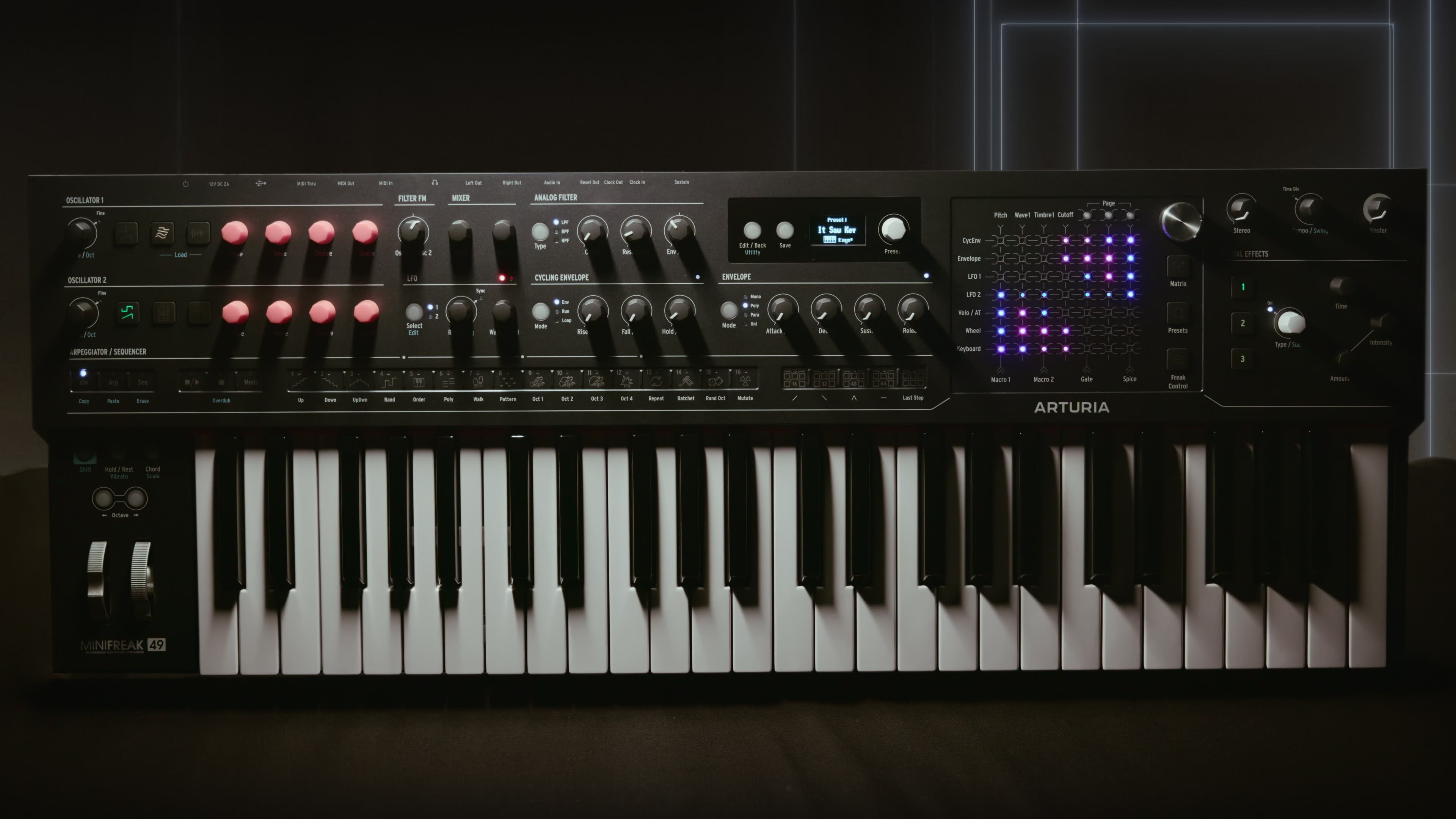 Synthétiseur Arturia MiniFreak à 49 touches, doté de commandes lumineuses et d’un séquenceur, présenté dans un studio de production audiovisuelle à l’ambiance sombre.