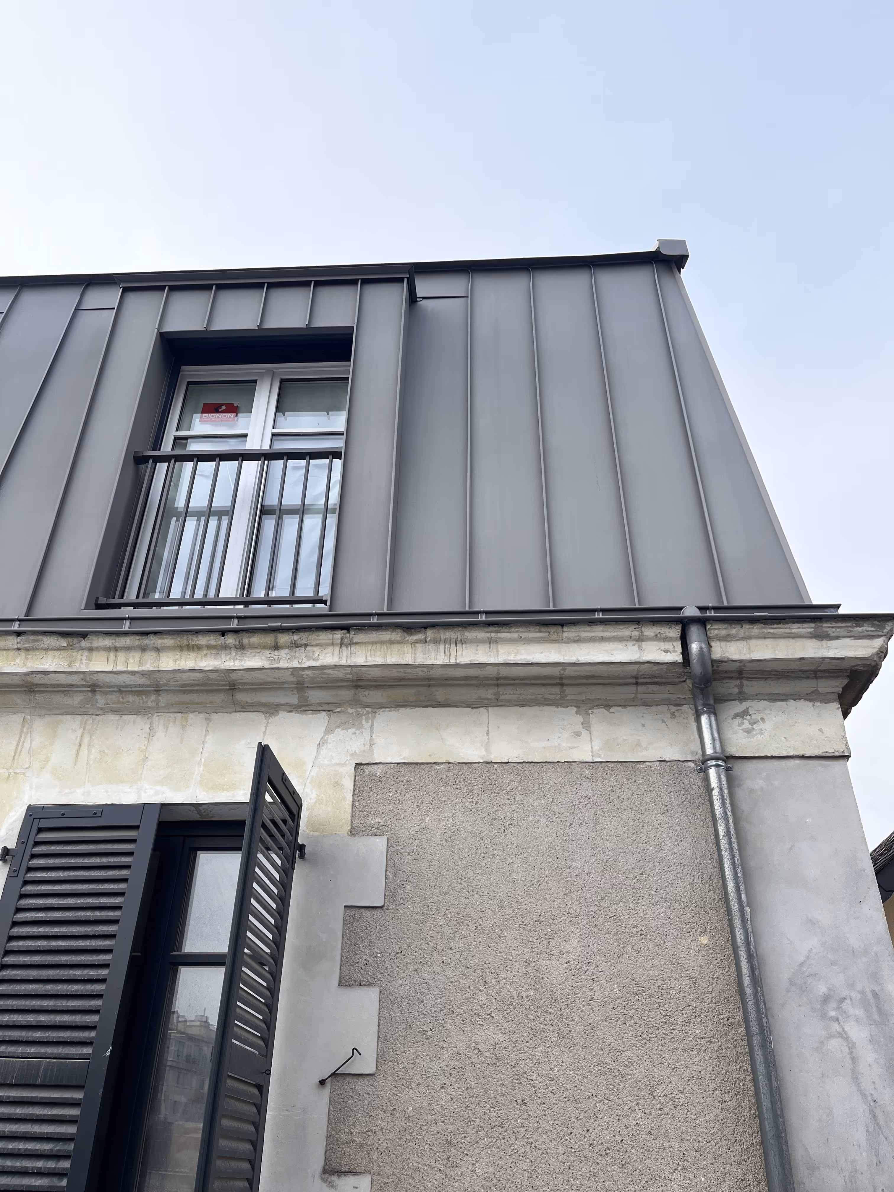 Finition de toiture en zinc avec habillage des rives, Nantes.