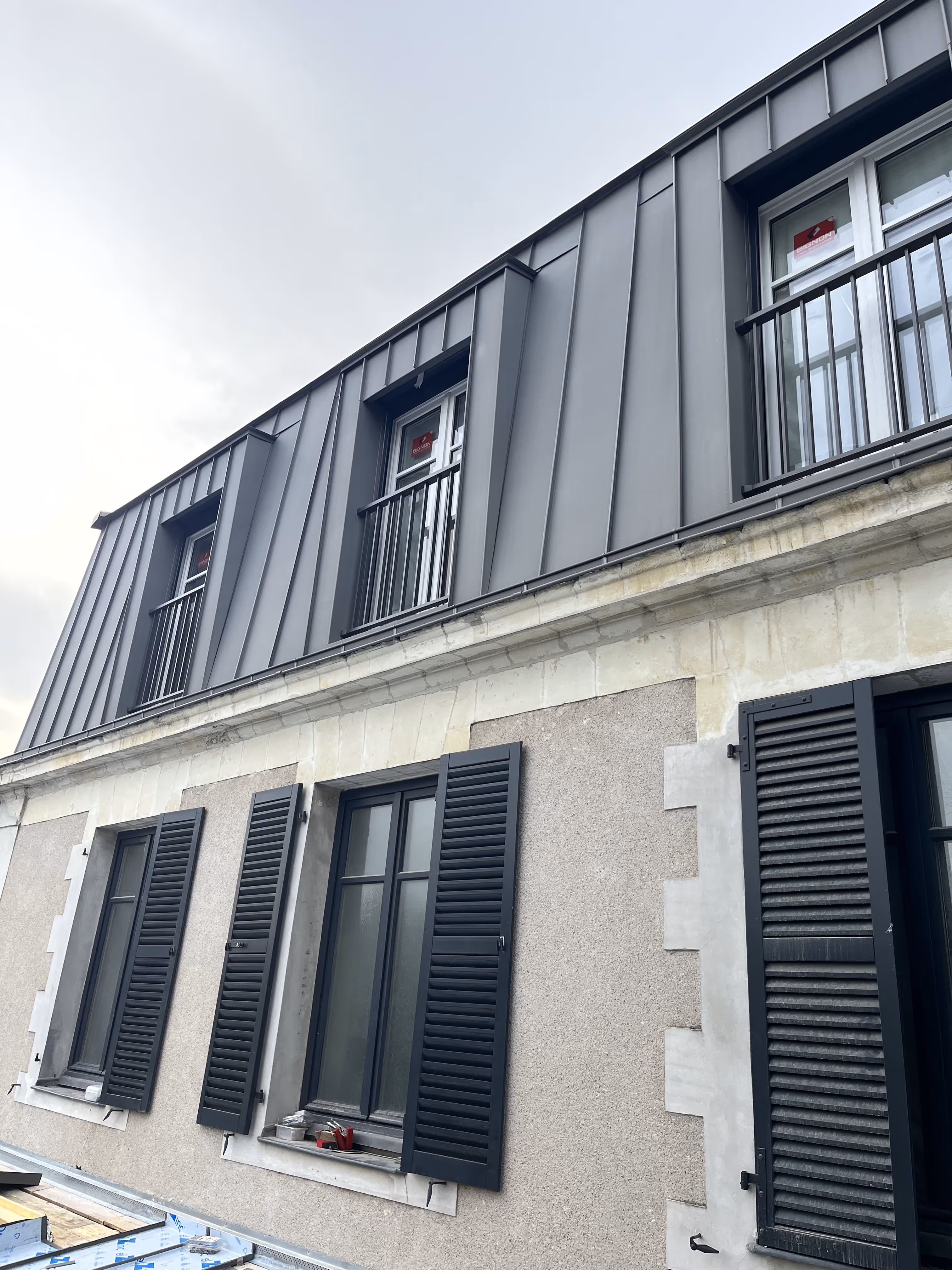 Finition de toiture en zinc avec habillage des rives, Nantes.