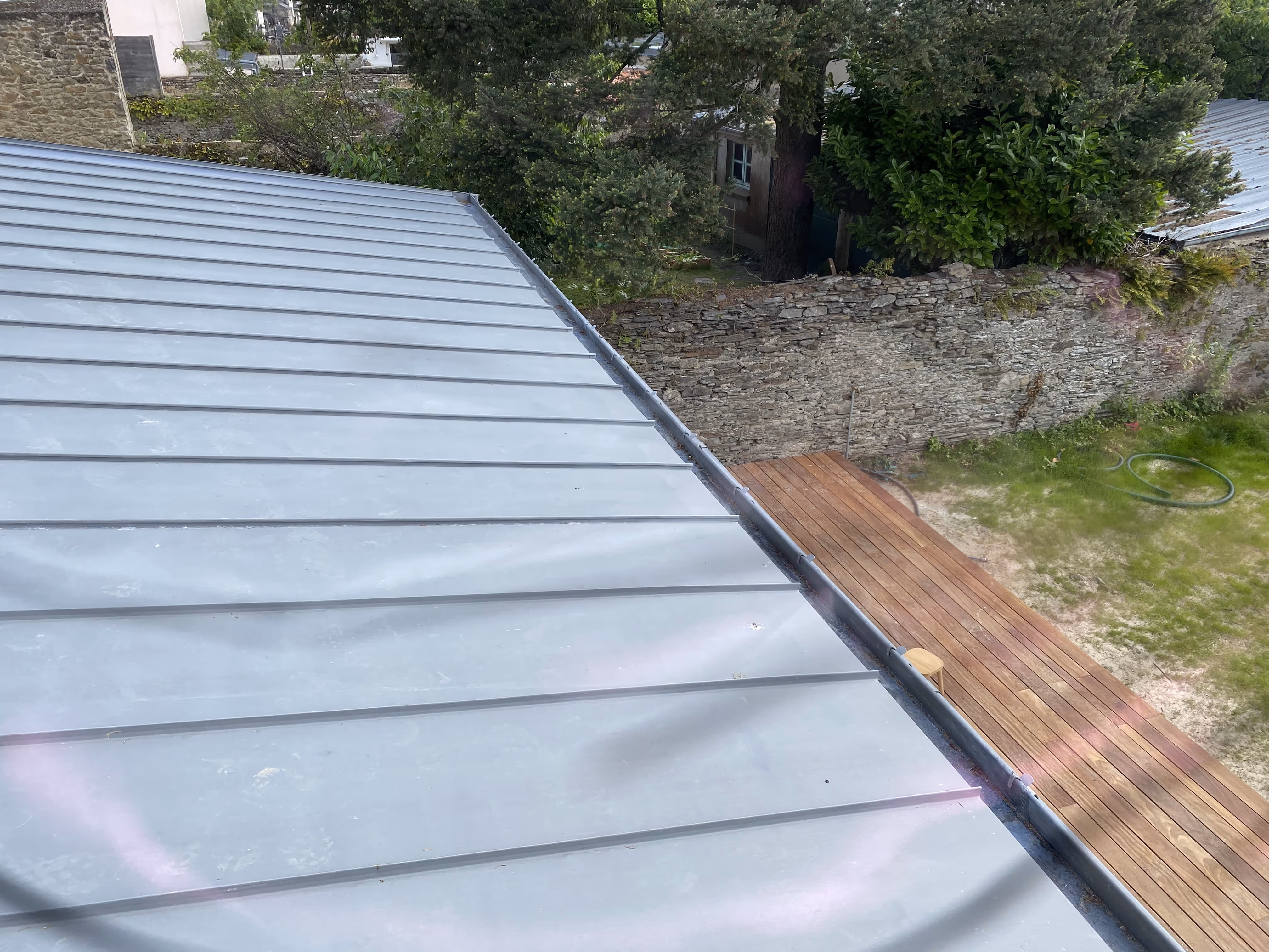 Finition de toiture en zinc avec habillage des rives, Nantes.