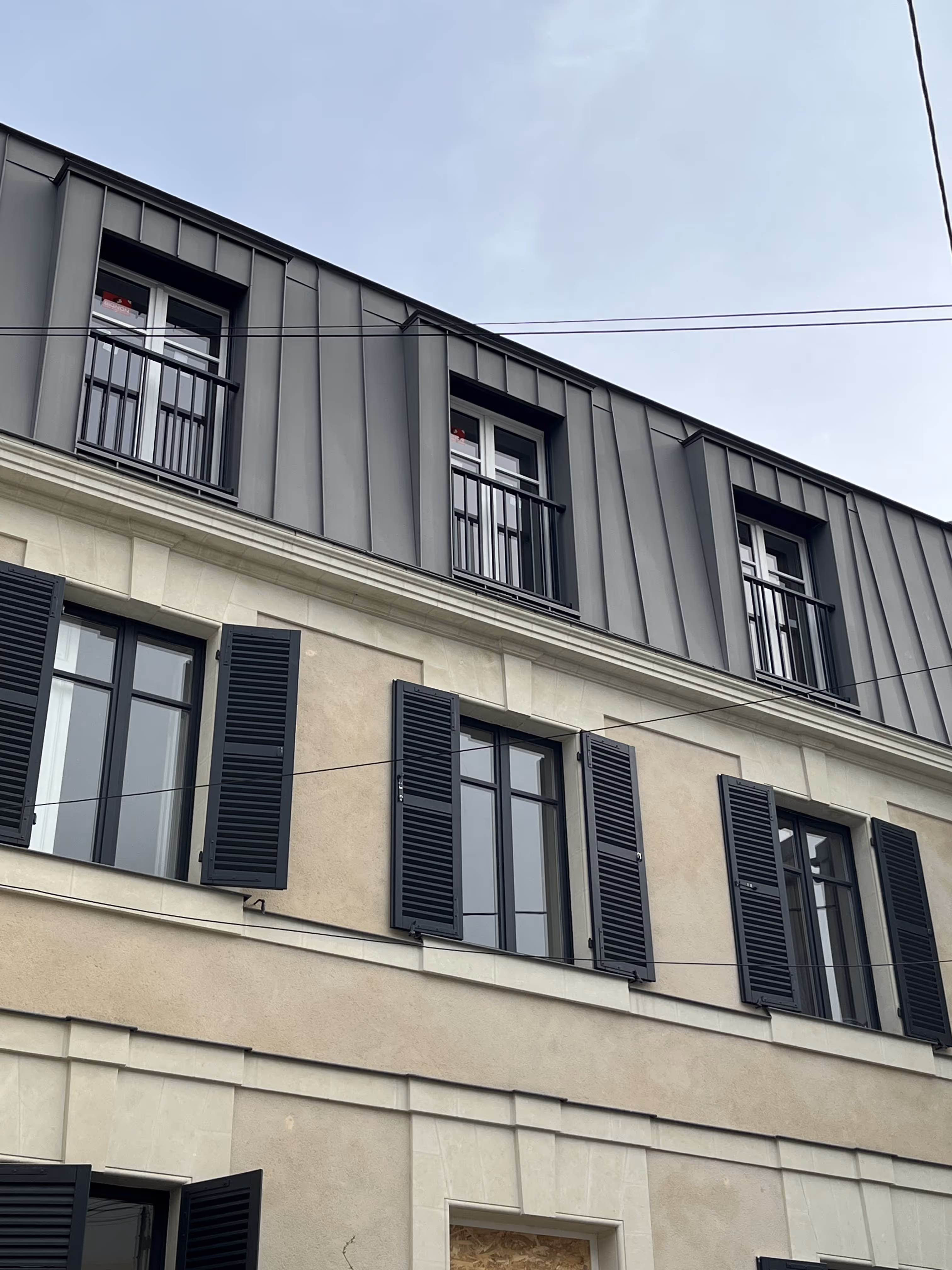 Finition de toiture en zinc avec habillage des rives, Nantes.
