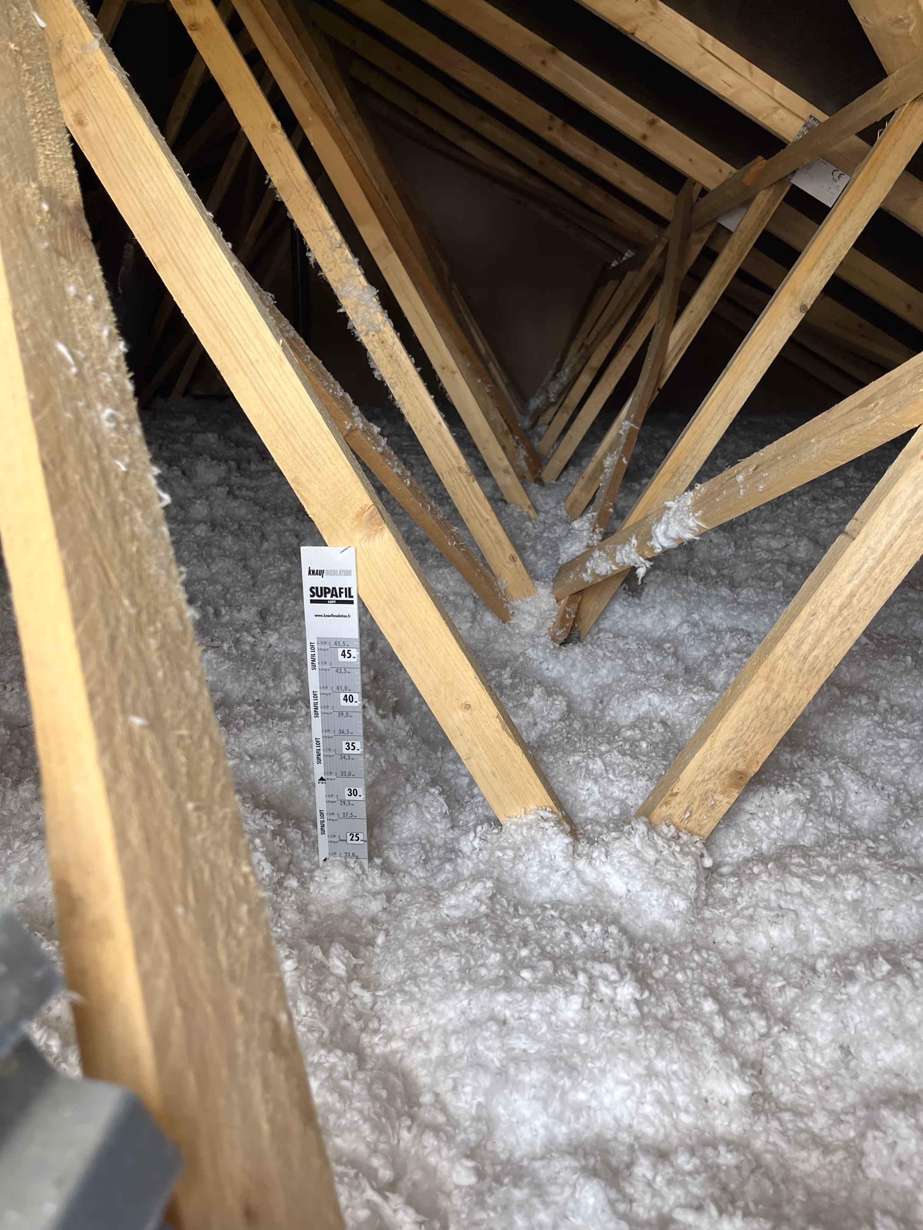 Charpente en bois et isolation des combles perdus avec de la laine soufflée dans une maison à Nantes, garantissant confort thermique et économies d’énergie.