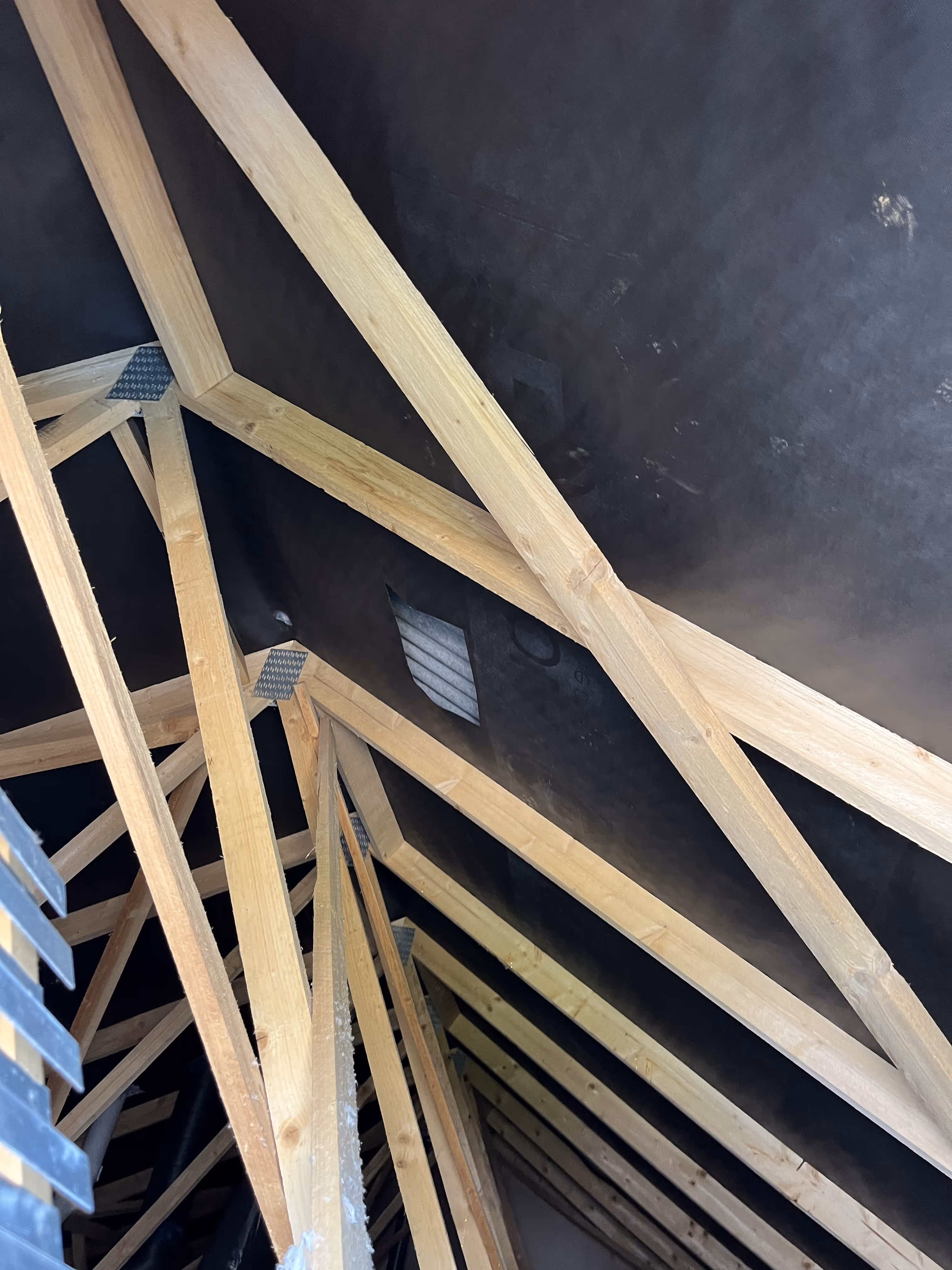 Charpente en bois et isolation des combles perdus avec de la laine soufflée dans une maison à Nantes, garantissant confort thermique et économies d’énergie.