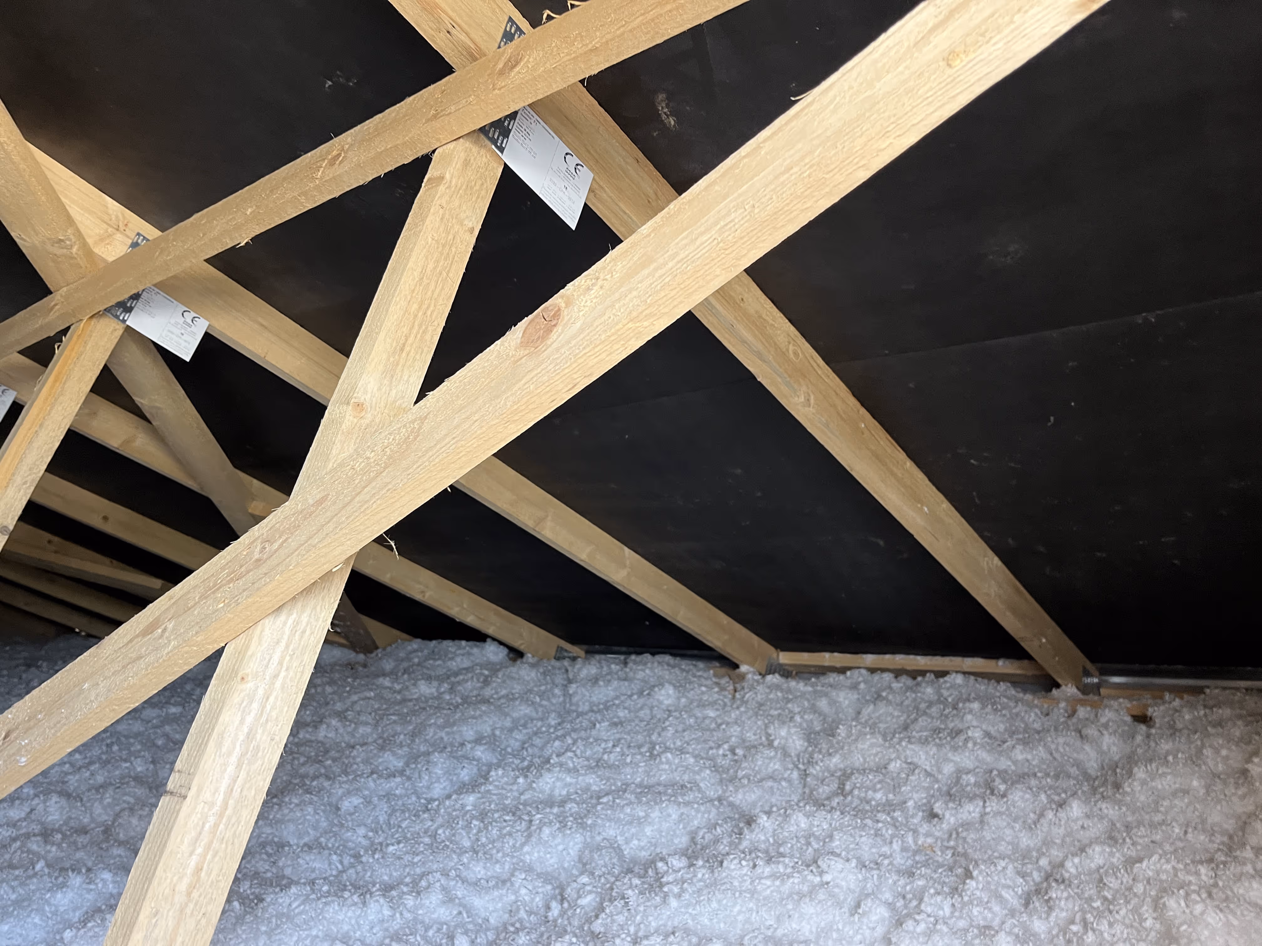 Charpente en bois et isolation des combles perdus avec de la laine soufflée dans une maison à Nantes, garantissant confort thermique et économies d’énergie.