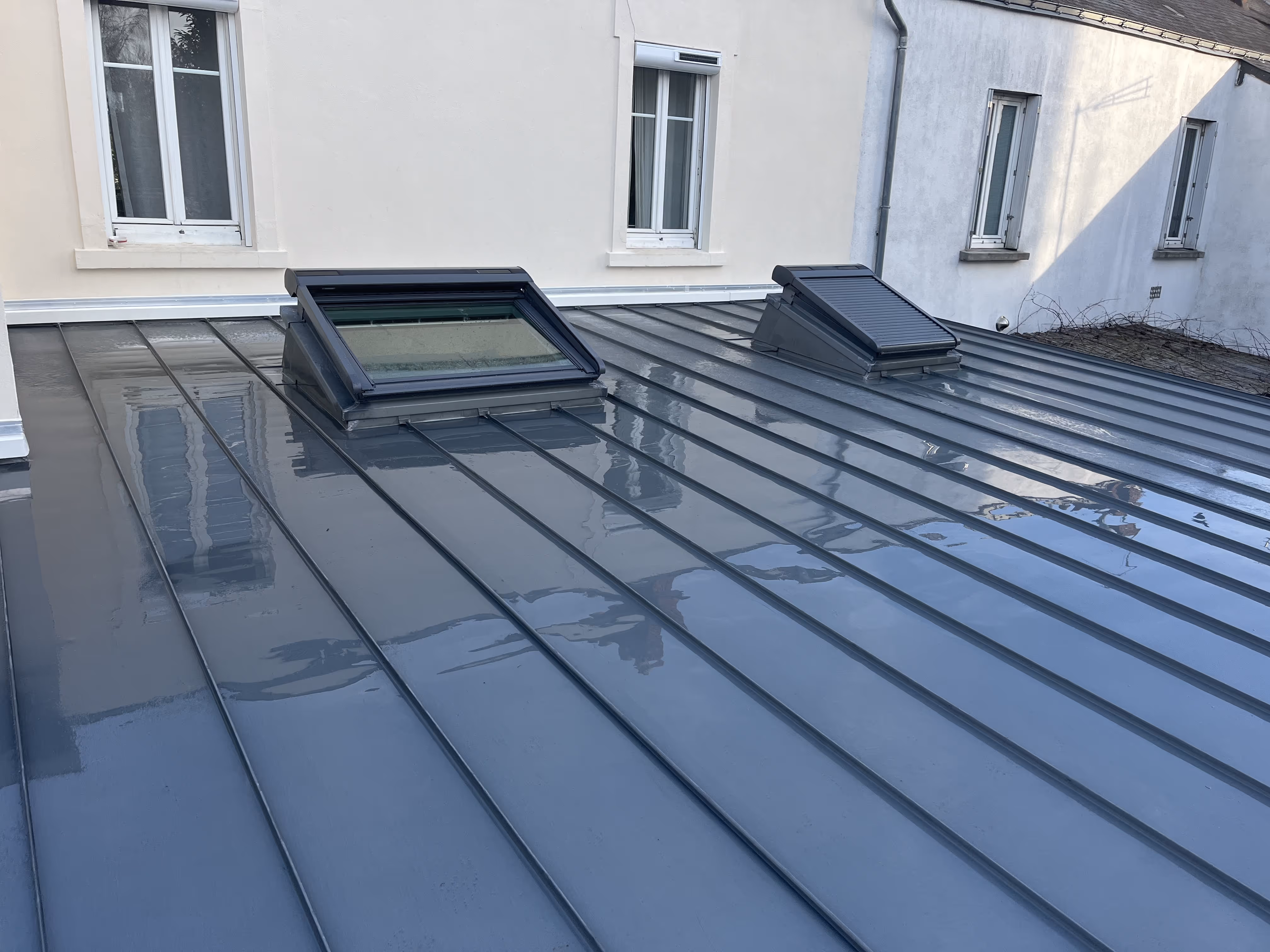 Fenêtre de toit à Nantes. Toiture en Zinc.
