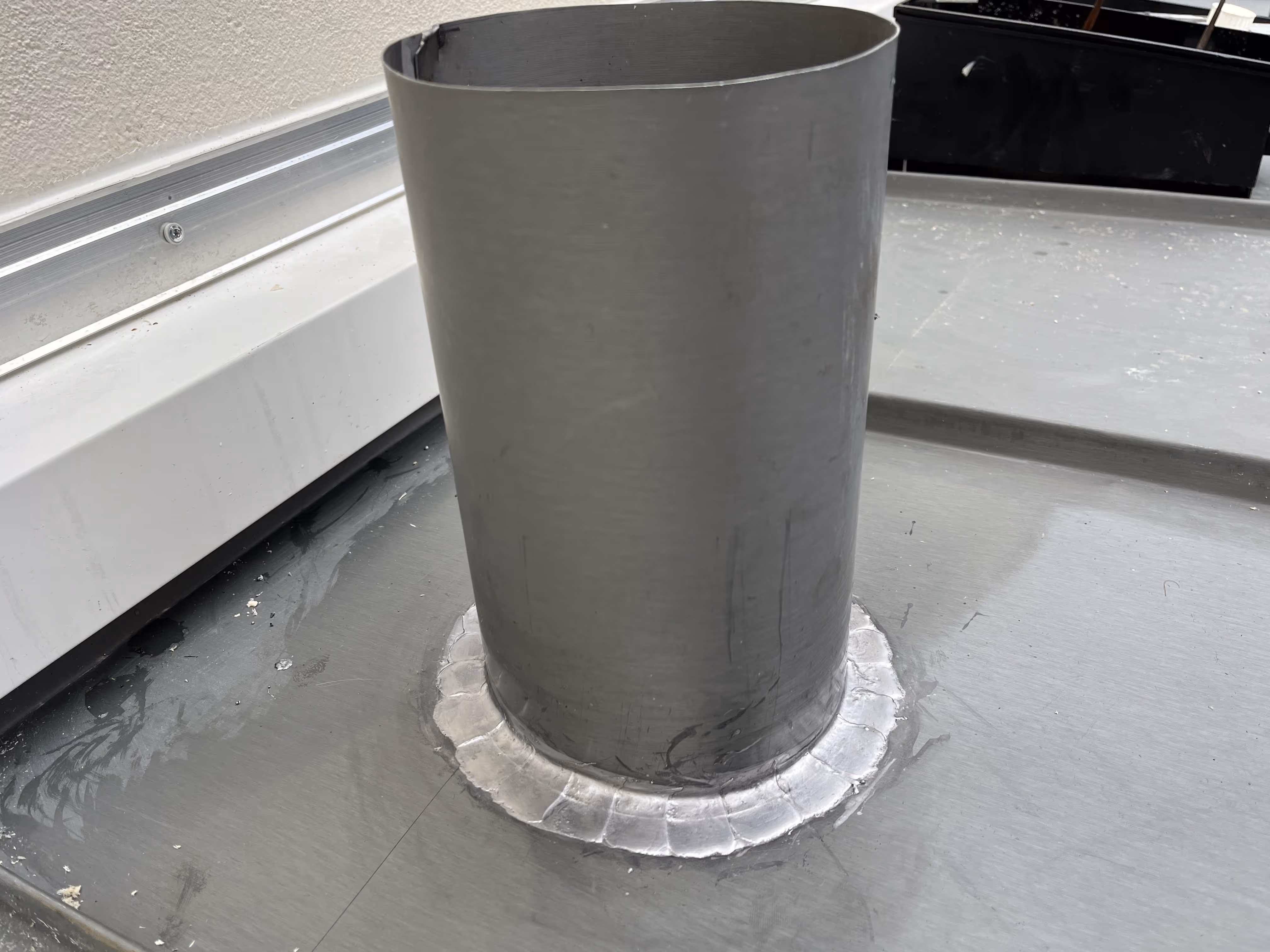 Étanchéité d’une sortie de toit plate réalisée en zinc sur une toiture terrasse à Nantes, assurant la protection contre les infiltrations d’eau.