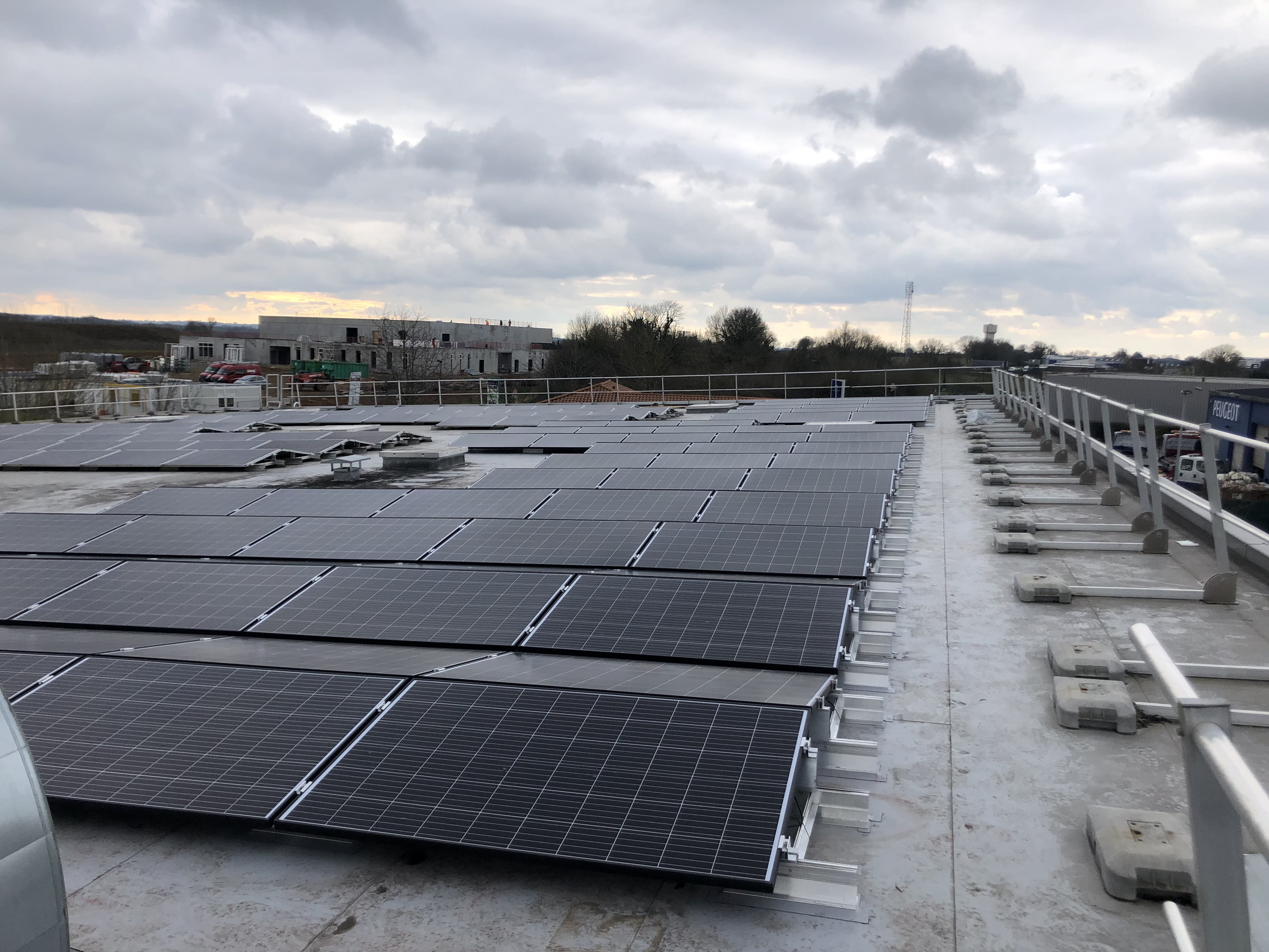 Panneau photovoltaique à Nantes sur toiture d'une entreprise.