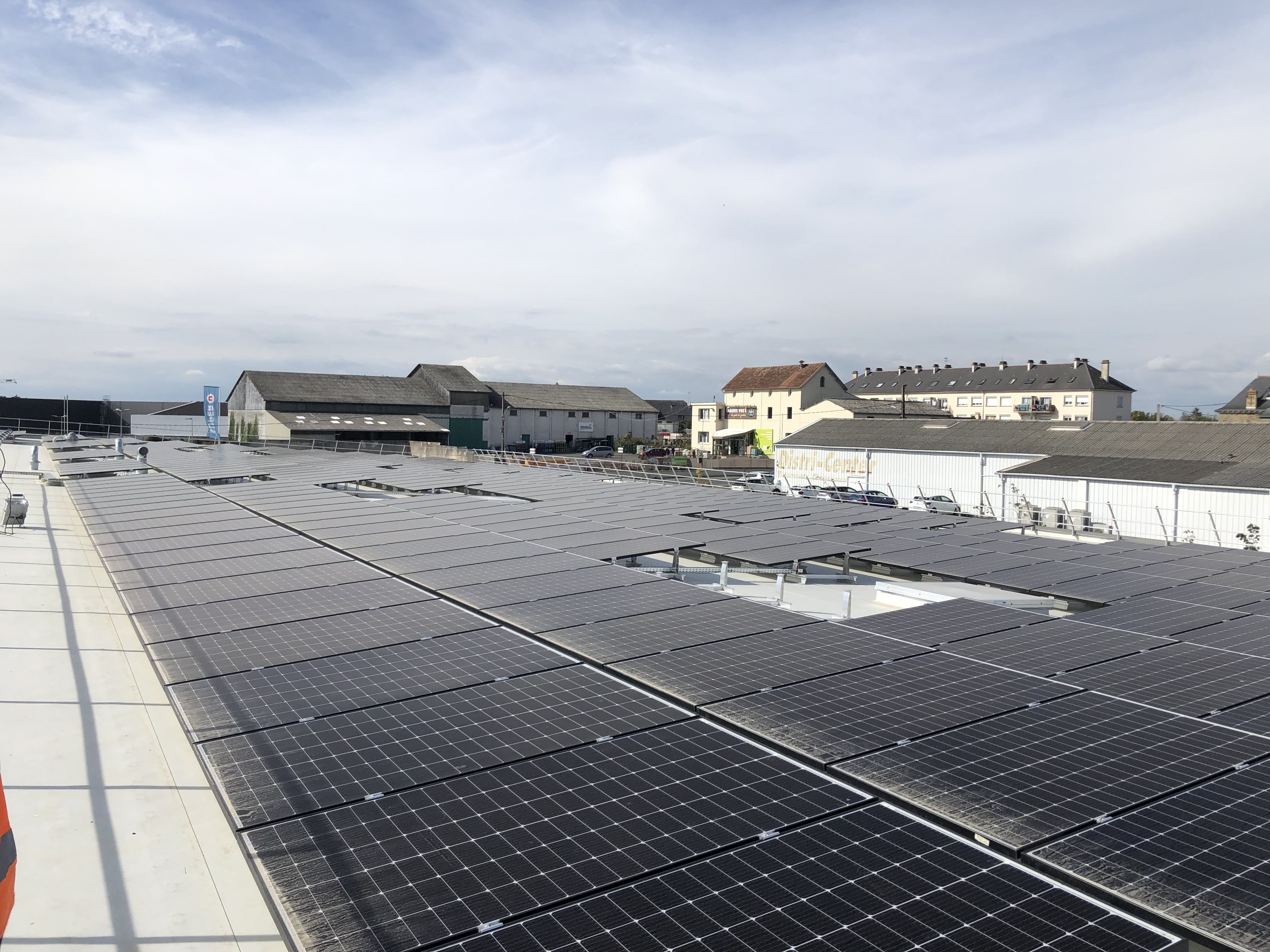 Panneau photovoltaique à Nantes sur toiture d'une entreprise.