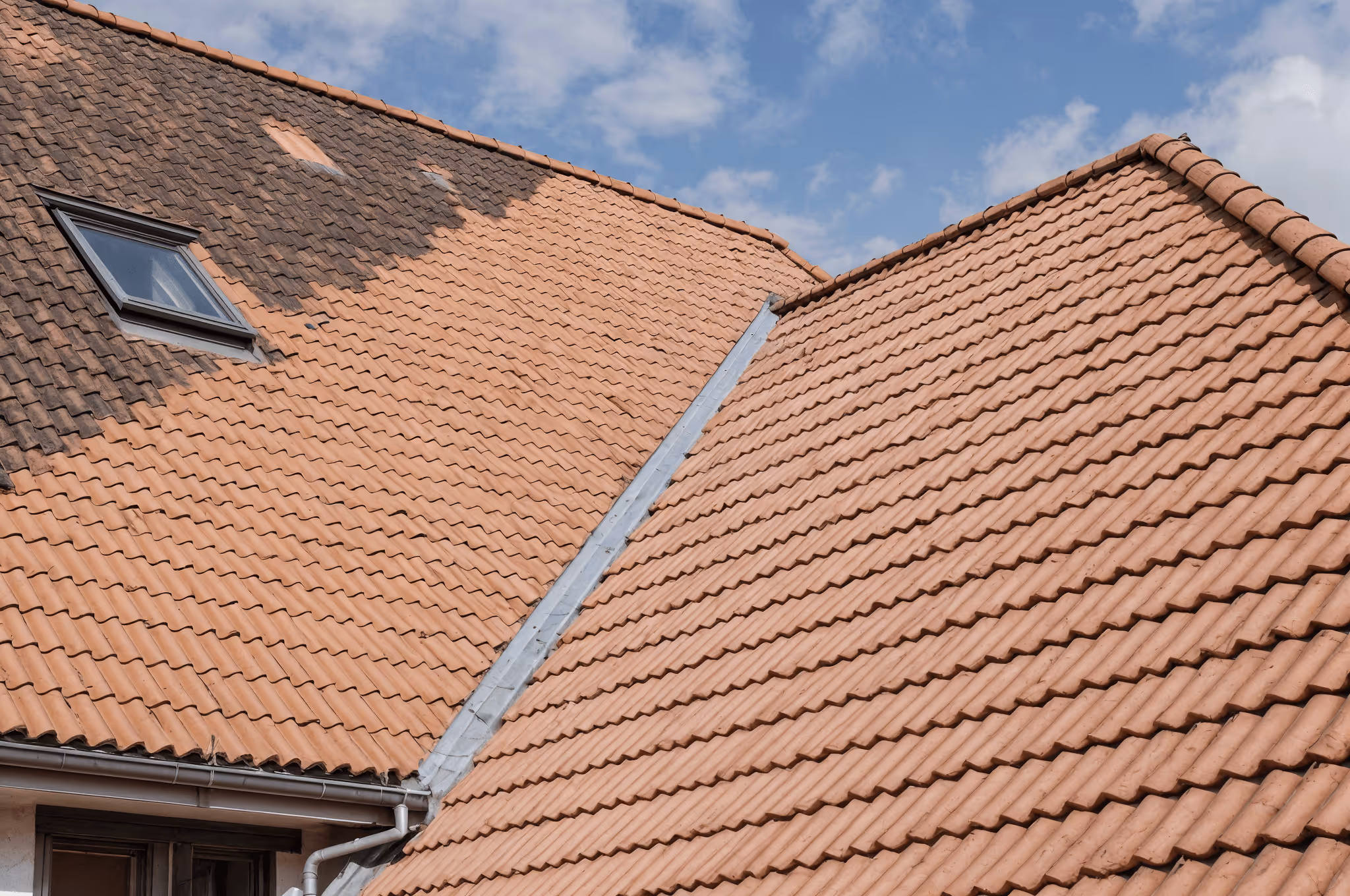 Avant / Après entretien de toiture en tuile à Nantes