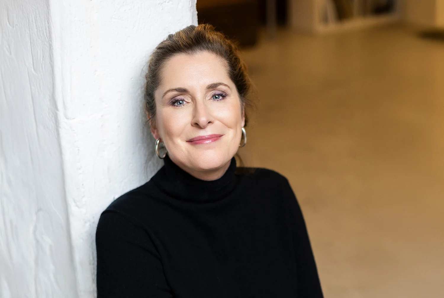 Daniela Bruse, Geschäftsführerin von MAison Narrativ, lächelt in die Kamera