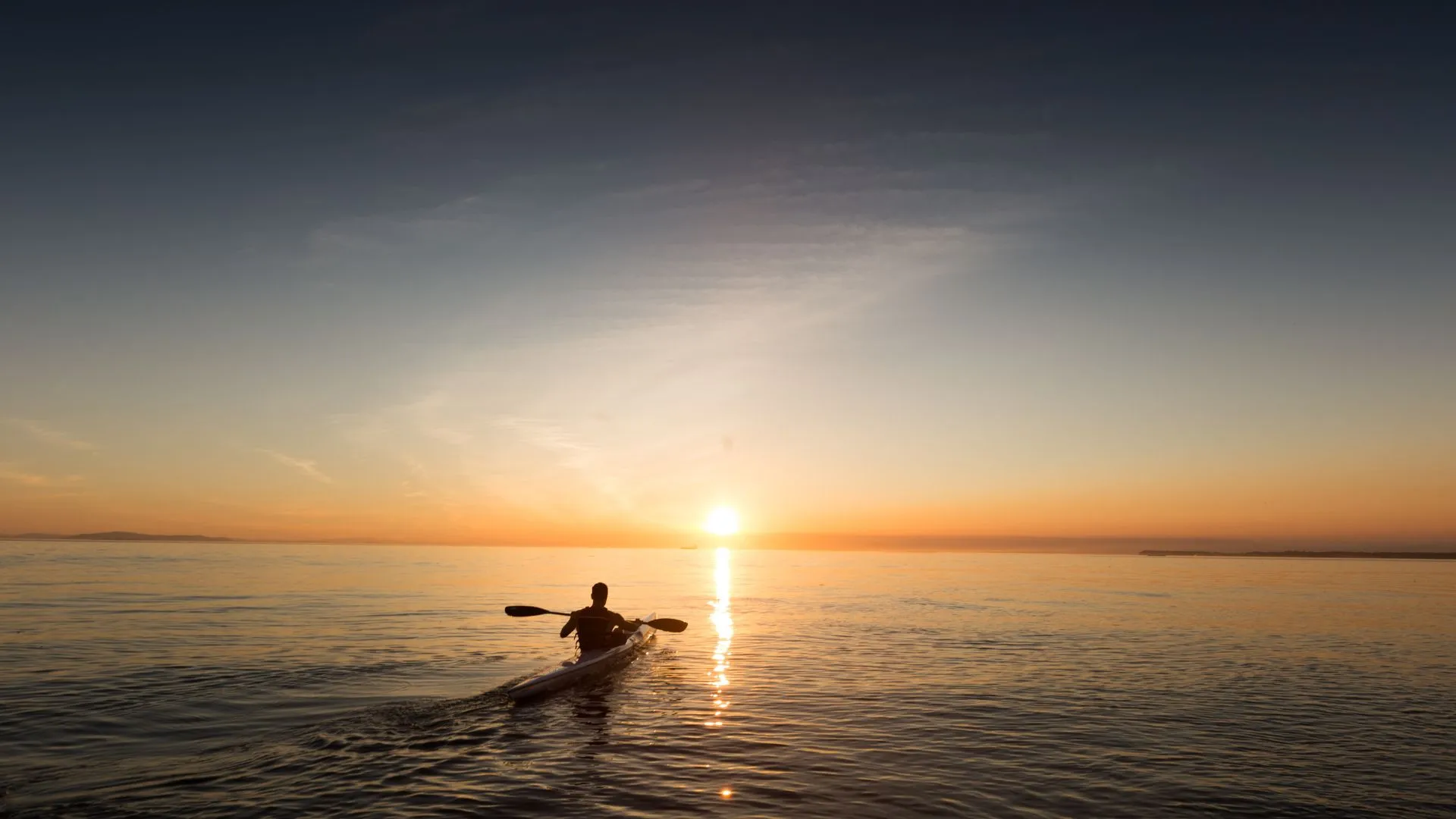 man som paddlar kayak