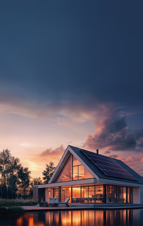 modernes Haus mit Photovoltaik auf dem Dach, am See, Sonnenaufgang