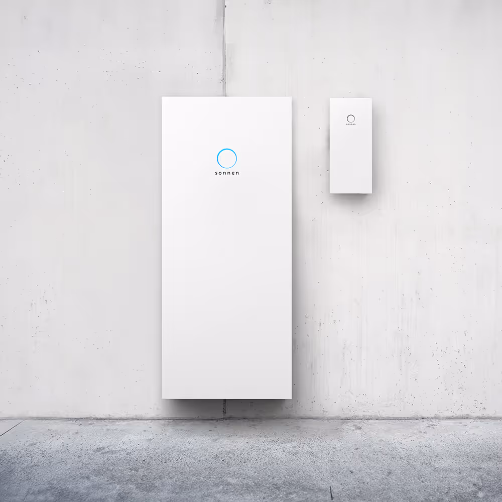 sonnenBatterie 10 und sonnenProtect 4000 montiert an einer hellgrauen Betonwand.