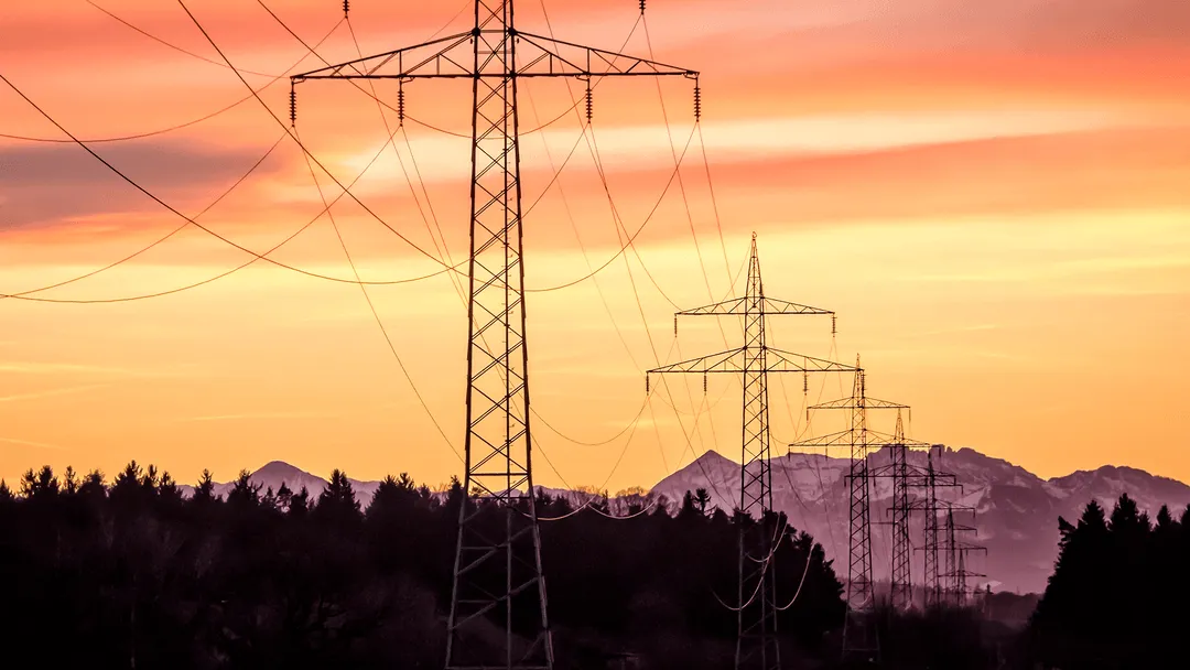 Strommasten bei Sonnenuntergang