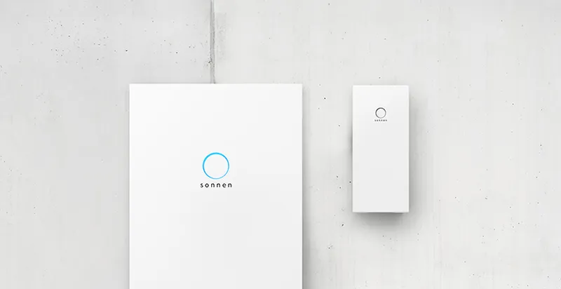 sonnenBatterie 10 und sonnenProtect 4000 montiert an einer hellgrauen Betonwand.