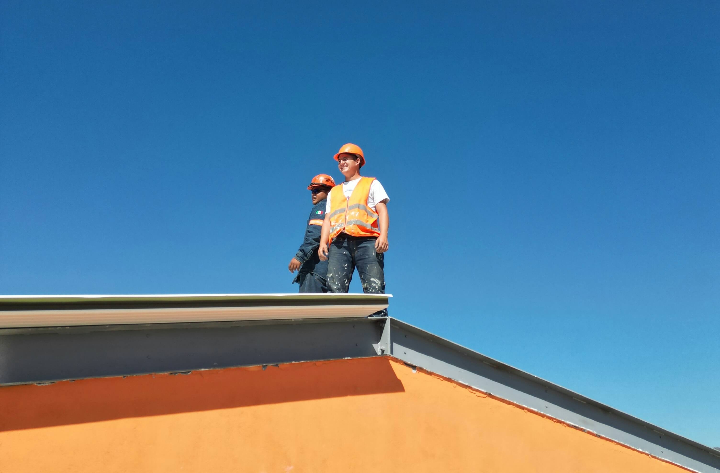 Technicien énergie sur un chantier, représentant les filières du BTP et de la transition écologique en tension