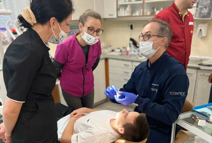 проф. Токолини обучава група от колеги в клиника върху реален случай