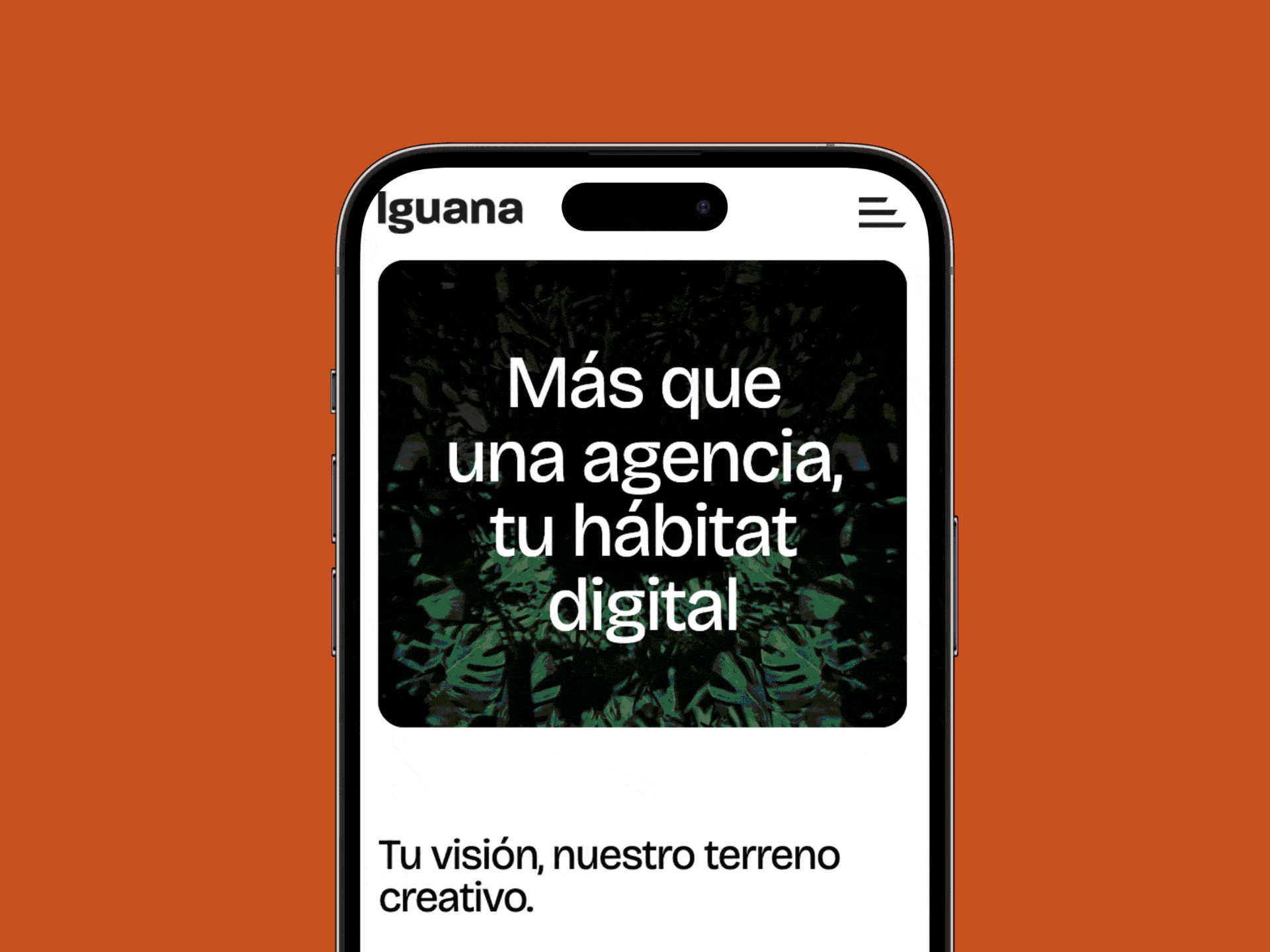 Pantalla de móvil con texto 'Más que una agencia, tu hábitat digital' y fondo de hojas verdes.
