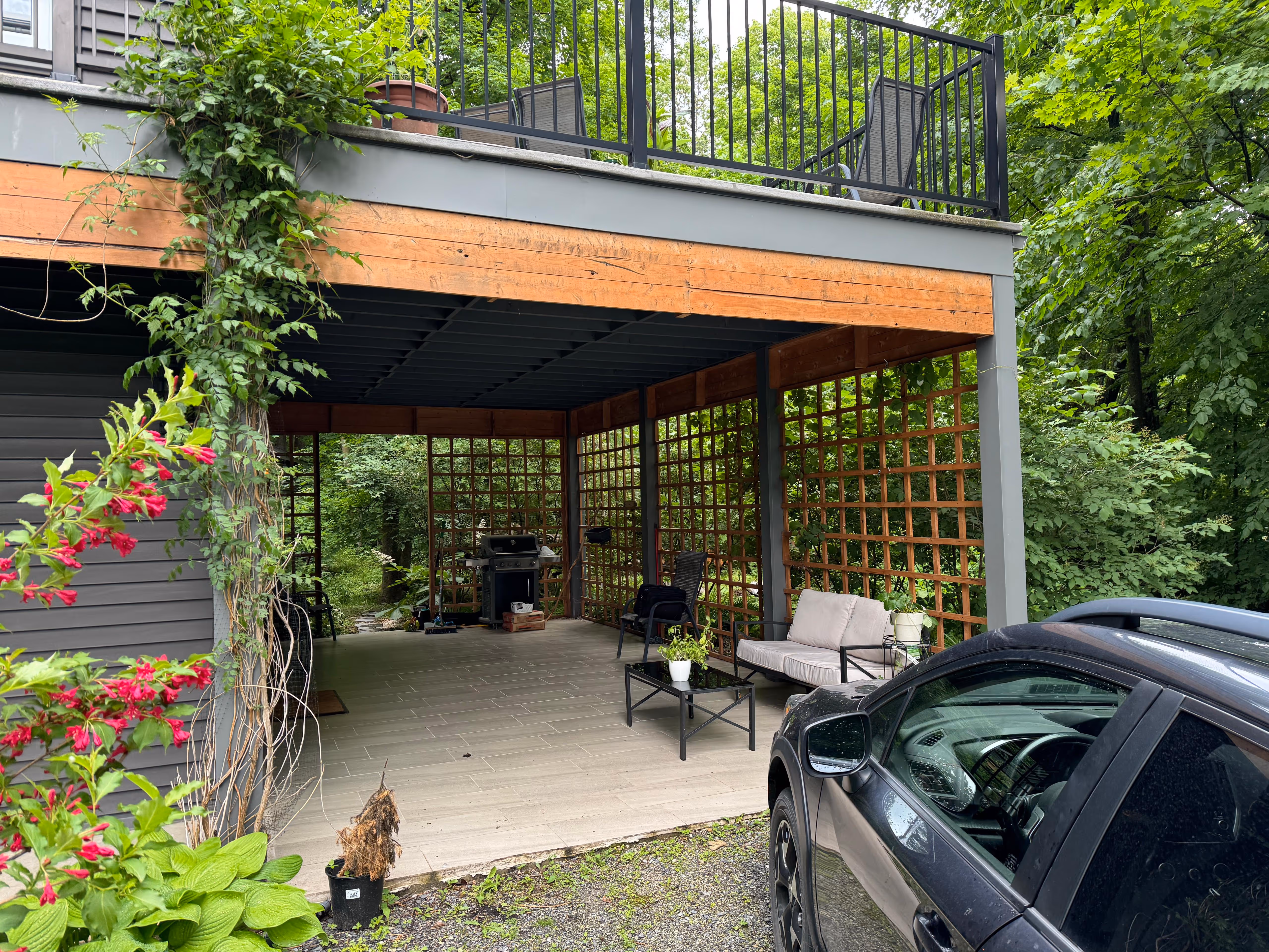 Vue détaillée d’un projet de fermeture de garage transformé en espace extérieur couvert — SCI Globale Inc.