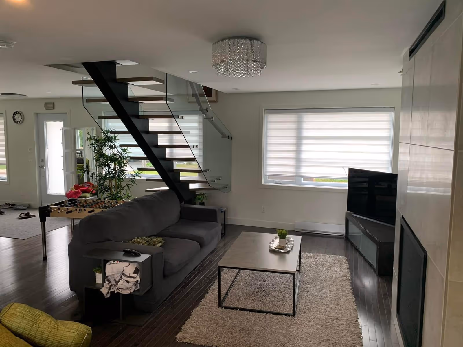 Vue intérieure d’une maison après l’ajout d’un deuxième étage — projet réalisé par SCI Globale Inc.